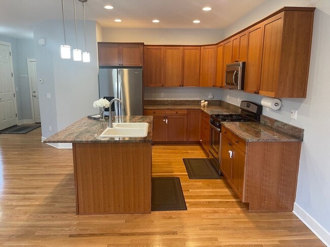 Building Photo - Spacious 3BD/2.5BTH Available for Lease in...