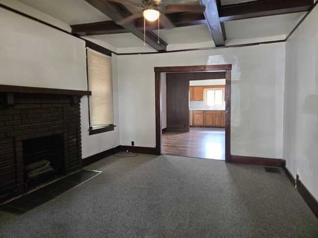 Building Photo - 1815 Victoria Ave