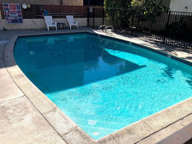 Foto del edificio - 5035 Coldwater Canyon Ave