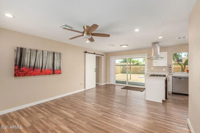 Foto del edificio - 7361 W Shangri La Rd