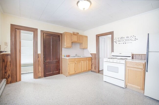 Building Photo - 13 Weston St