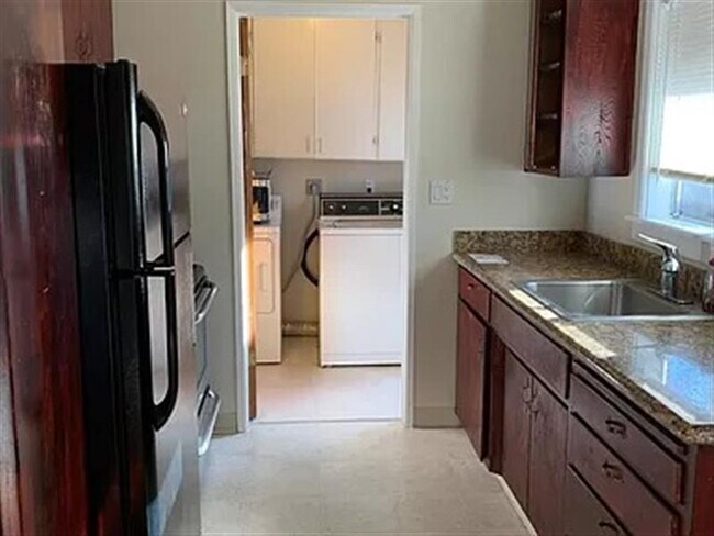 Building Photo - this quaint 1 bedroom, 1 bath