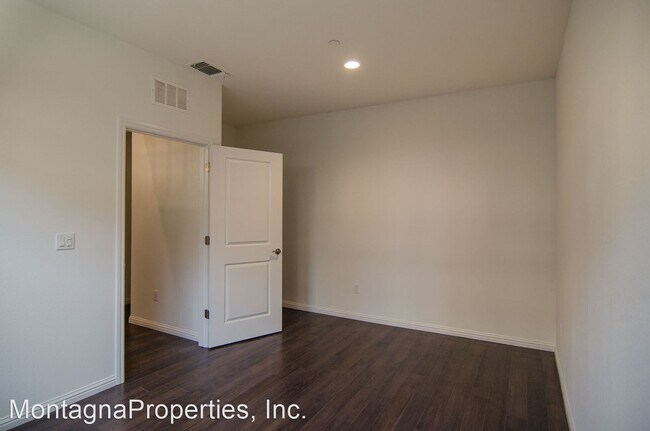 Building Photo - 4 br, 3 bath House - 3208 Pyramid Way