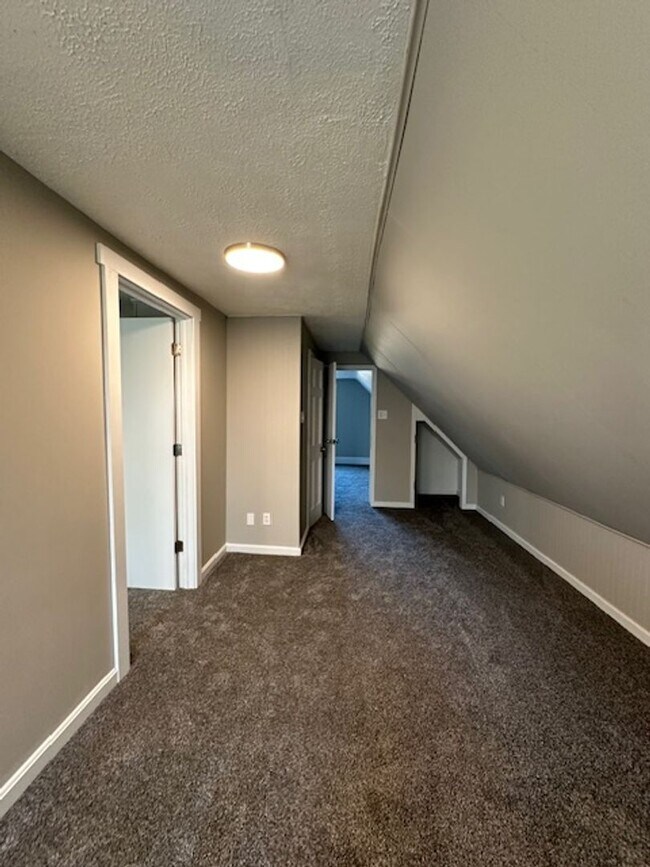 Foto del edificio - Spacious & Fully Renovated 3-Bedroom Home ...