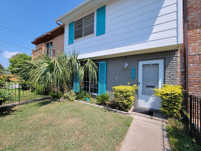 Foto del edificio - Two bedrooms two 1/2 bath townhome on Galv...