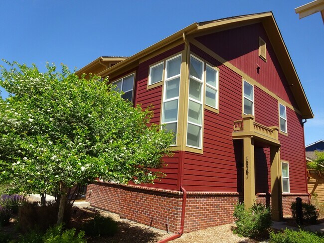 Foto del edificio - Top Floor Two-Bedroom w/ Detached Garage