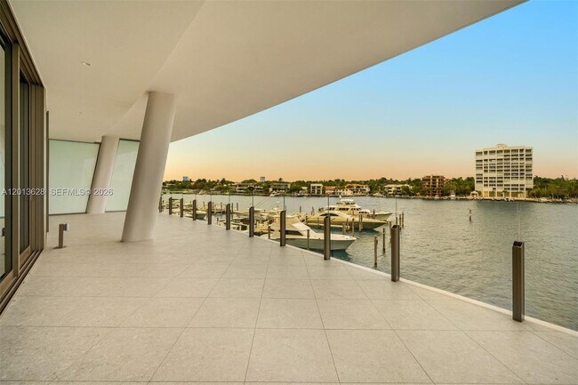 Foto del edificio - 5 Grove Isle Dr