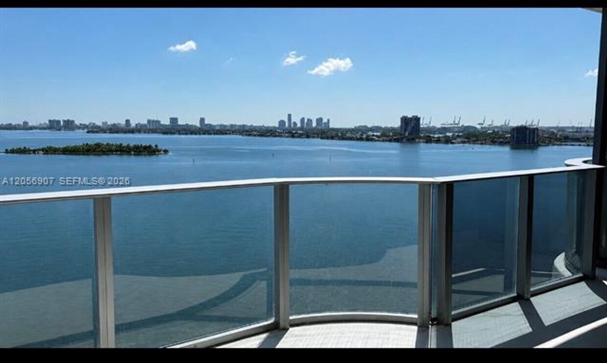 Foto del edificio - 700 NE 24th St