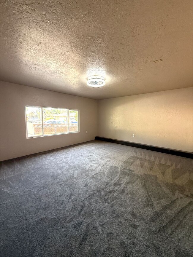Building Photo - Well Maintained 2 Bed, 2 Bath Home in White City