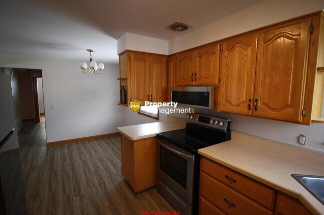 Building Photo - Large Updated 3 Bedroom Ranch