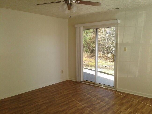 Foto del edificio - 2 Bedroom, 1 bath apartment - Downstairs Unit