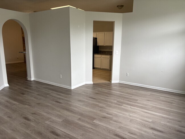 Foto del edificio - 7242 Longhorn Cir S