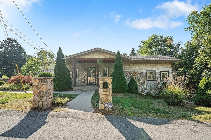 Primary Photo - 19 Ehle Ave