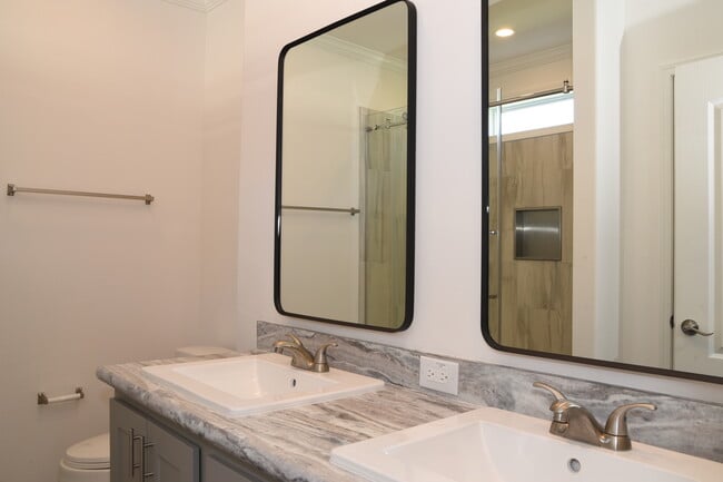 Building Photo - 1902 W Gleneagles Rd