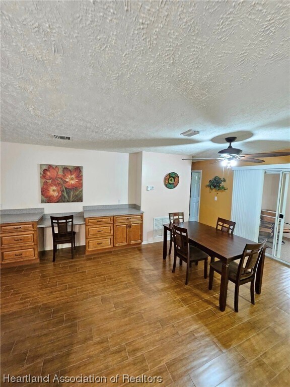 Foto del edificio - 5808 Twisted Oaks Dr