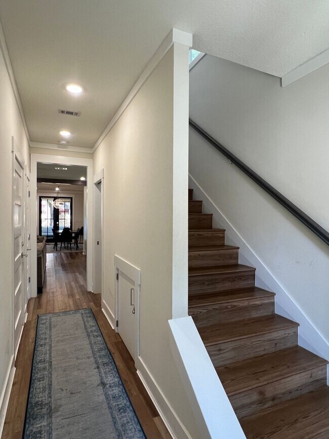 Building Photo - Gorgeous Pensacola Home