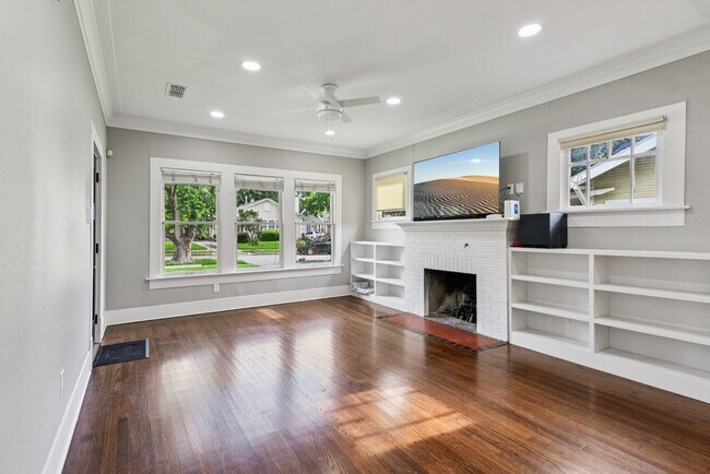 Foto del edificio - RENOVATED MAHNCKE PARK GEM WITH POOL!!