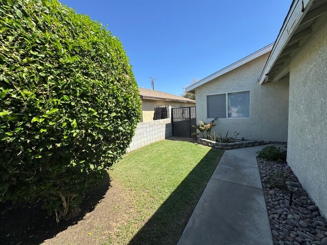Building Photo - Beautiful Home in the Heart of Cathedral City