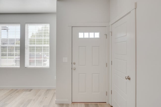 Building Photo - 3 Bedroom/ 2.5 Bath Beautifully Designed T...