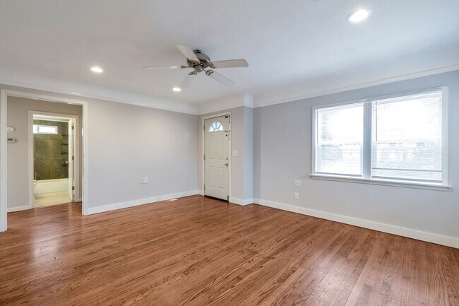 Foto del edificio - 6 month lease only no extensions Greenwood bungalow