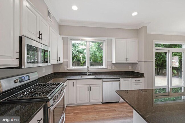 Foto del edificio - 5108 Warren Pl NW