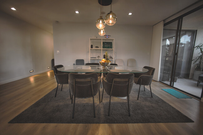Foto del edificio - 8380 Waring Ave