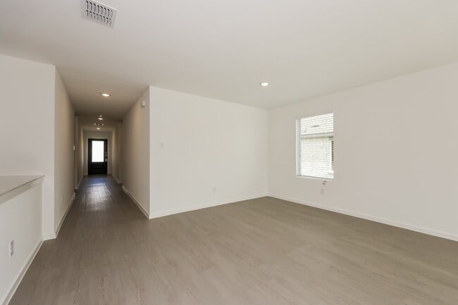 Foto del edificio - 103 Wild Rose Dr