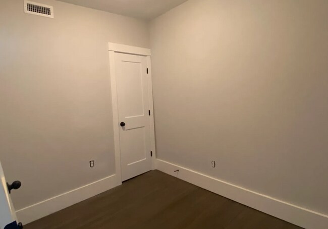 Building Photo - Newly Renovated 3 Bedroom Apartment Now Av...