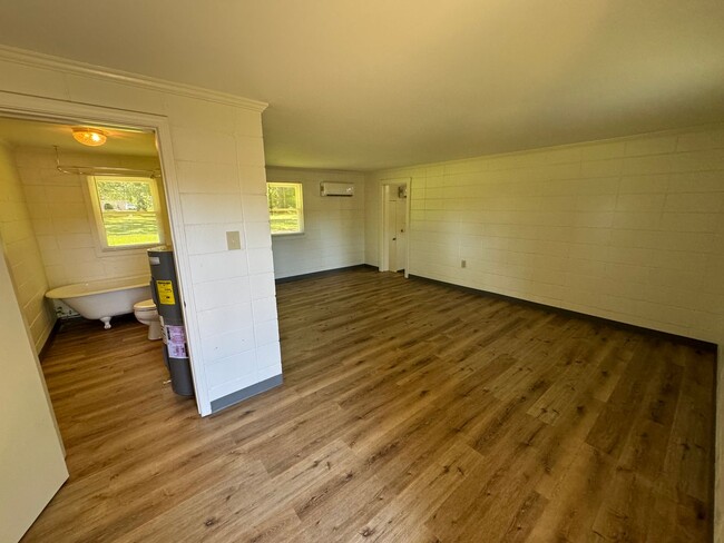 Building Photo - Updated 1/1 Studio Apartment $895