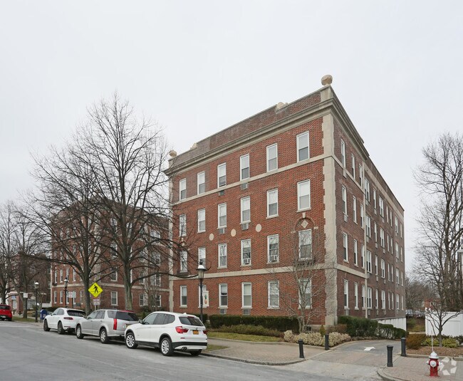 Hampshire House Condos Apartments in Garden City, NY