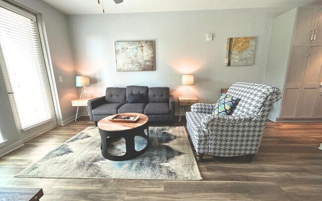 Foto del edificio - 6400 Blue Stone Rd