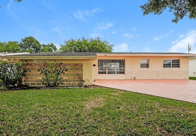 Foto del edificio - 7301 Tropicana St