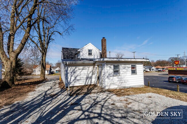 Building Photo - 813 W Memorial Dr