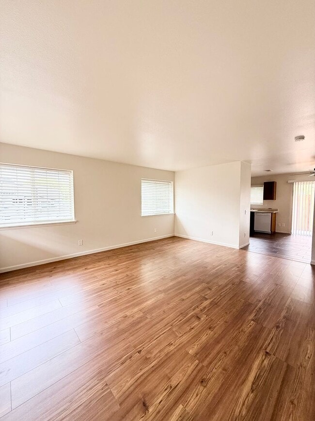 Foto del edificio - Lovely 3 Bedroom 2 Bathroom Available Now!