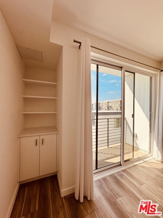 Foto del edificio - 252 N Hoover St