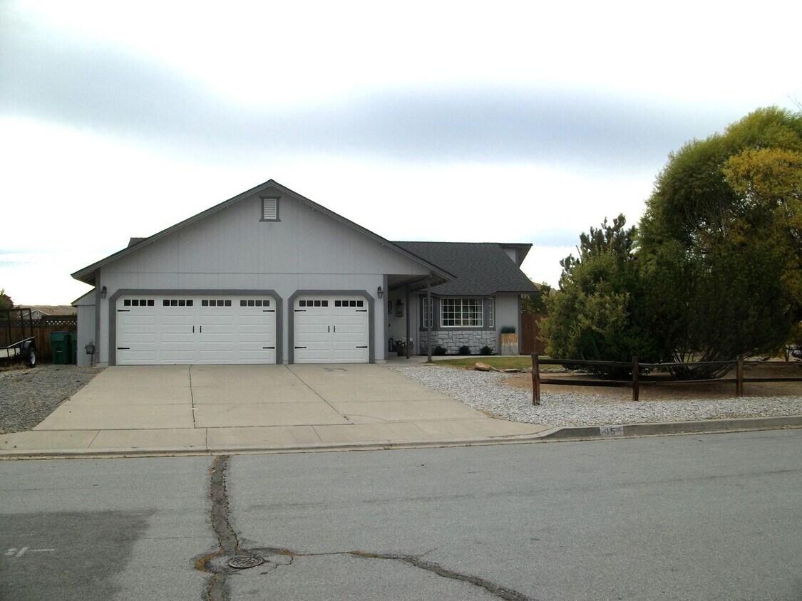 Primary Photo - Beautiful 3 bedroom, 2-1/2 bath home in Sp...