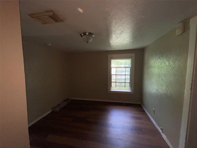 Building Photo - 4827 Shreveport Blvd