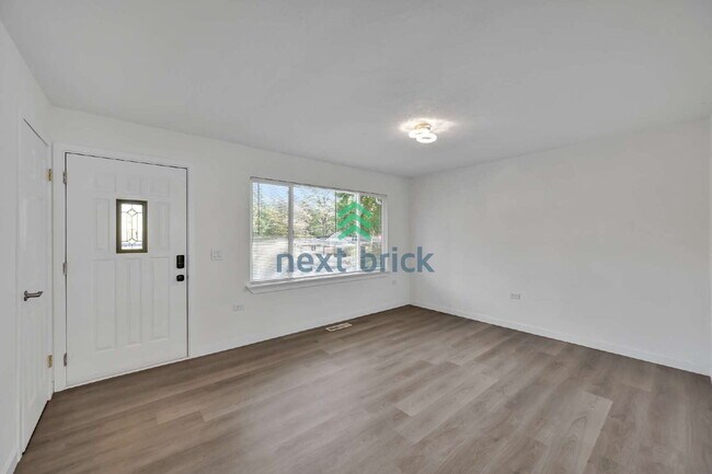 Foto del edificio - A beautiful 4 bed and 2 bathroom house for rent