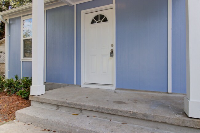 Foto del edificio - Renovated 3BR/2BA Home for Rent in North Charleston Granite Countertops Stainless Steel Appliances