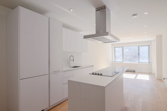 Building Photo - 3468 Rue Drummond