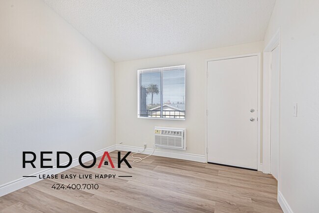 Foto del edificio - Charming One Bedroom with Sunlit Open Floo...