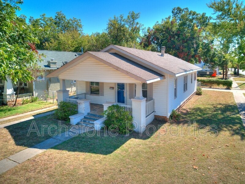 Photo - 202 E 3rd St