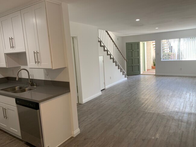 Building Photo - 1900 Dufour Ave