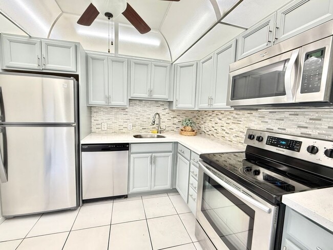 Building Photo - 3301 N Country Club Dr