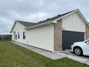 Building Photo - 4301 N Sandplum St