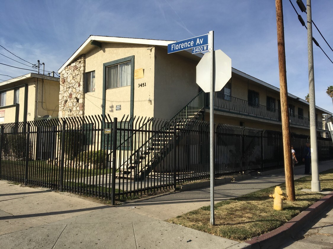 Foto principal - 3515 W Florence Ave