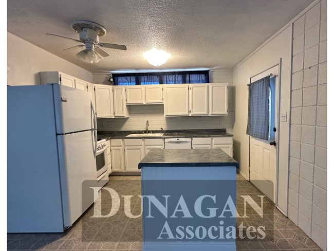 Building Photo - 3 bed 2 bath Country Club Division