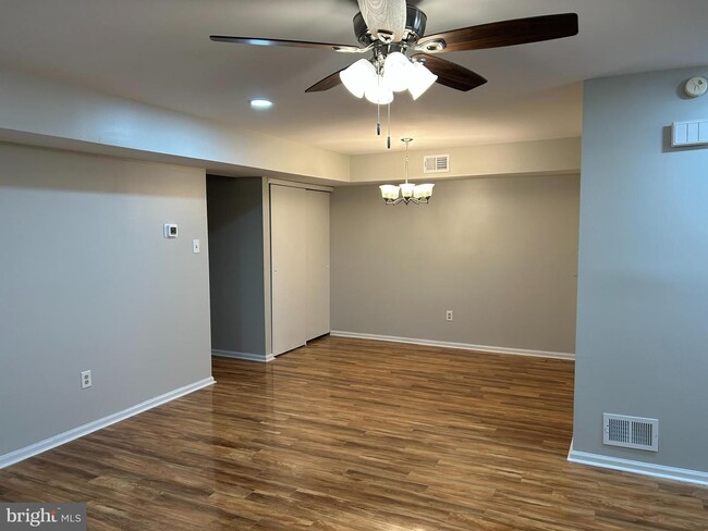 Foto del edificio - 505 Hopkins Ct