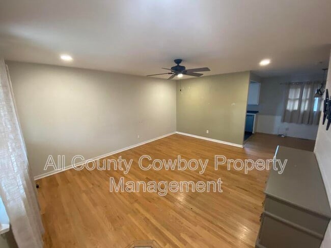 Foto del edificio - 1007 Sanders Dr