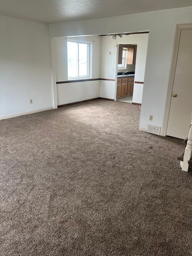 Foto del edificio - 3bd Maple Townhome Section 8